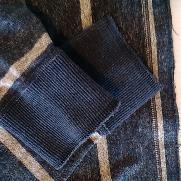 Abercrombie & Fitch men's blue & grey striped v neck shirt size XLARGE - Picture 5 of 8